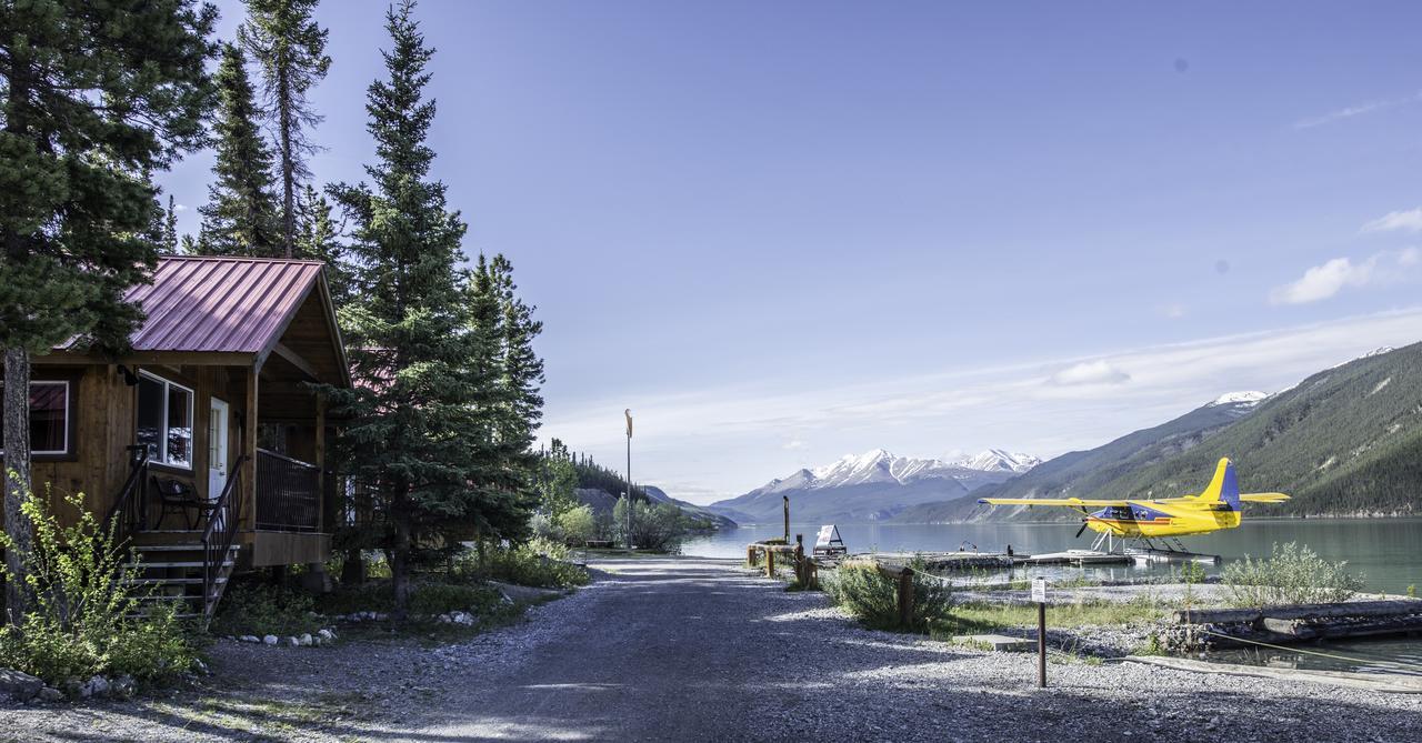 Northern Rockies Lodge Muncho Lake Dış mekan fotoğraf