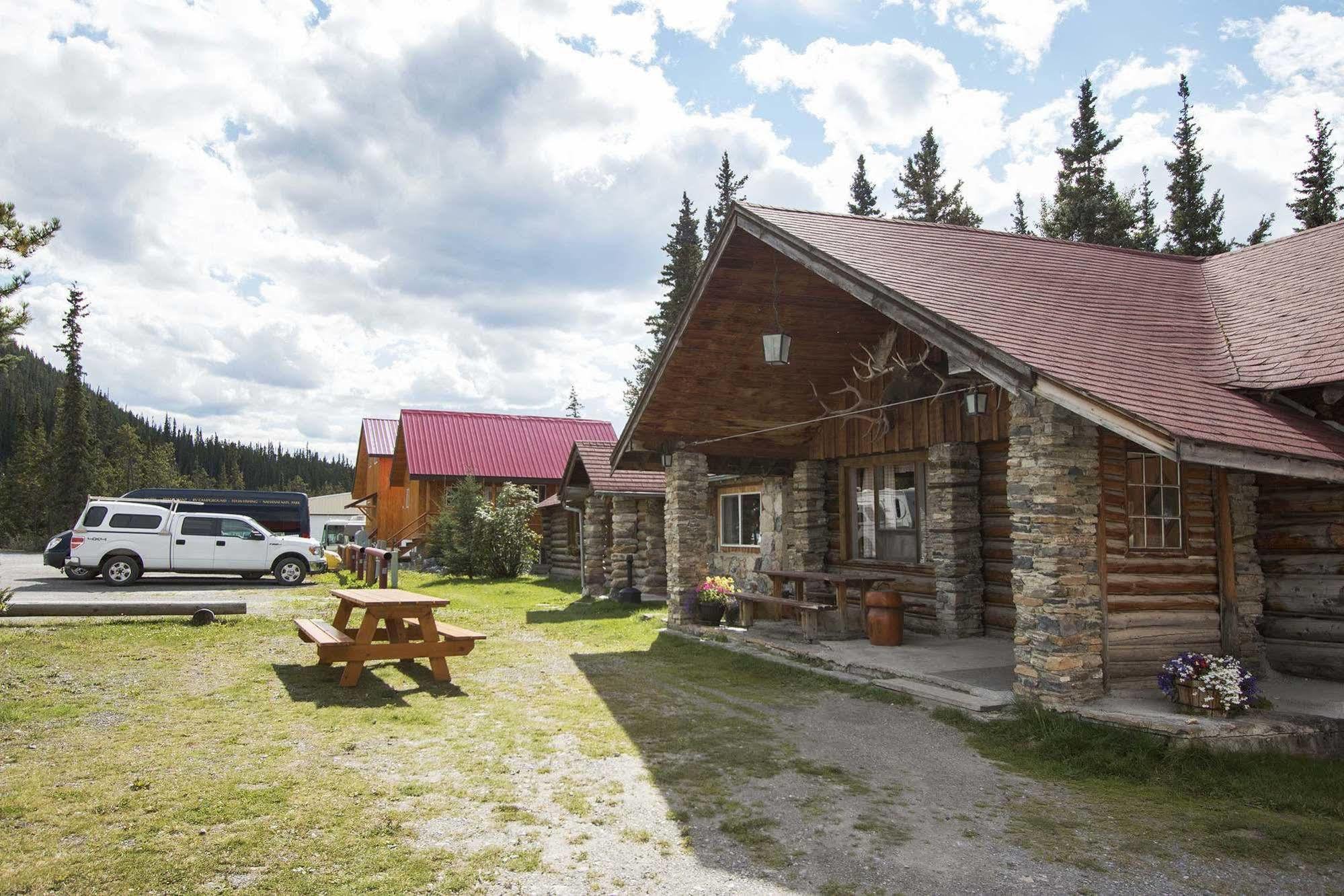 Northern Rockies Lodge Muncho Lake Dış mekan fotoğraf