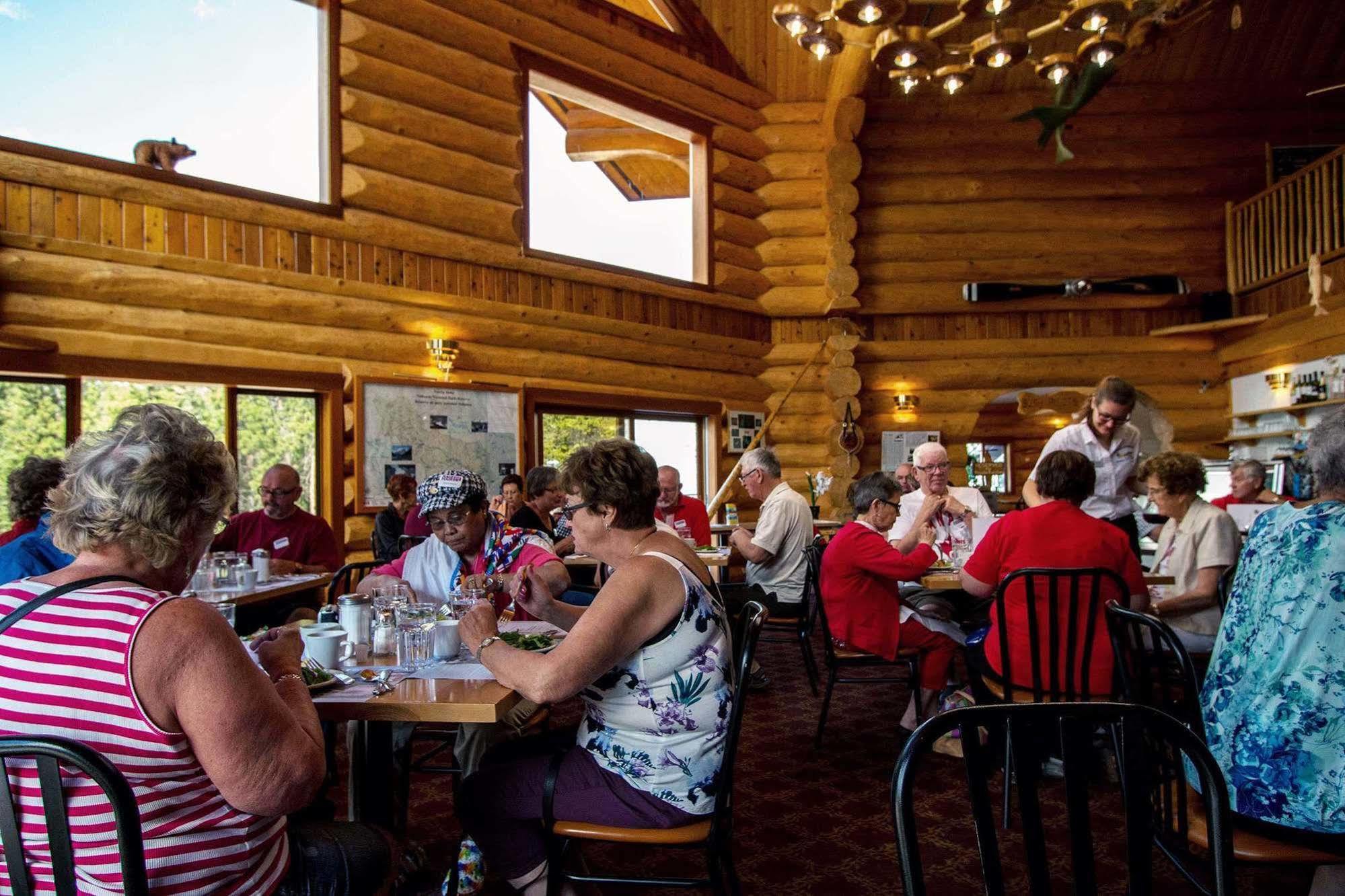 Northern Rockies Lodge Muncho Lake Dış mekan fotoğraf