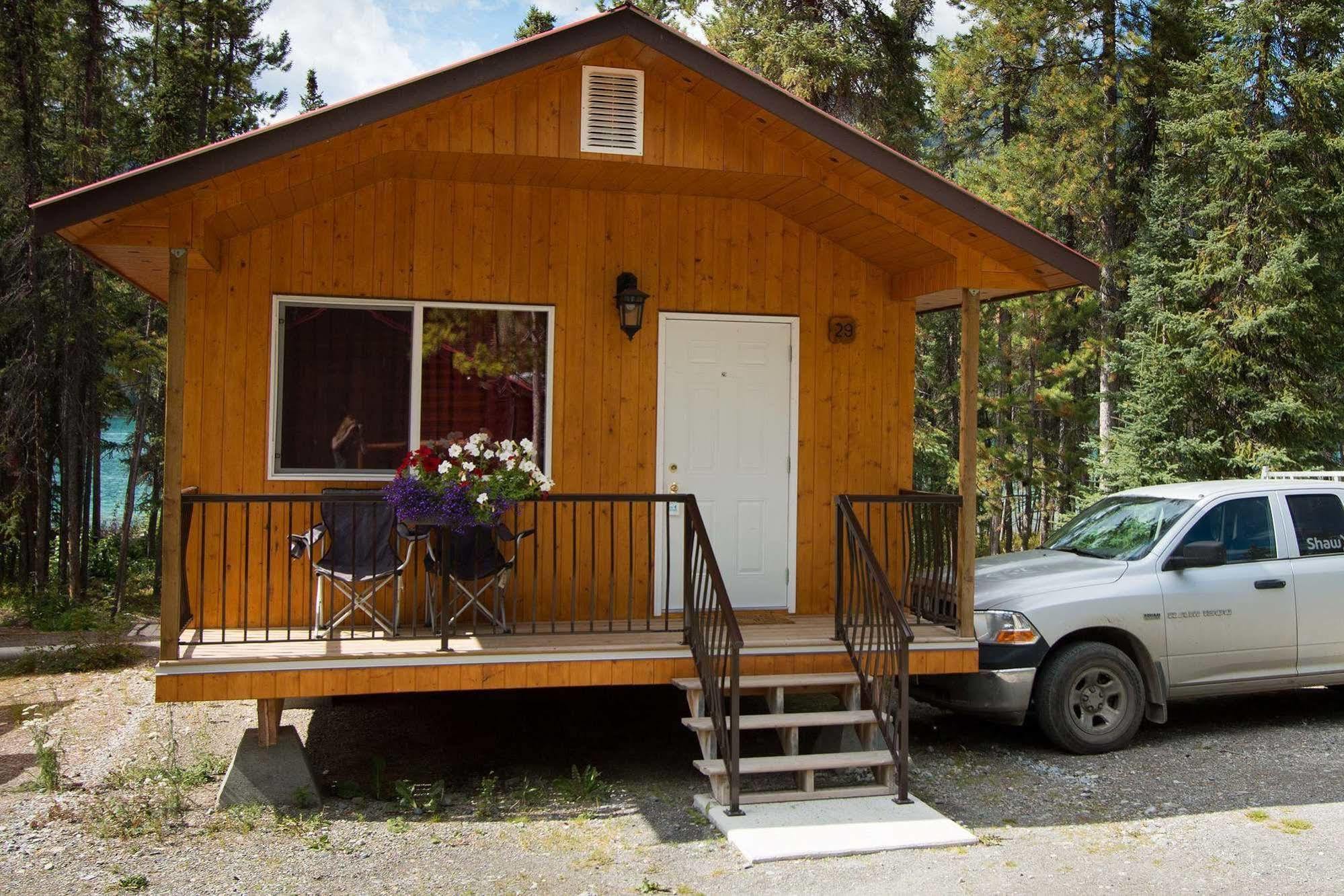 Northern Rockies Lodge Muncho Lake Dış mekan fotoğraf