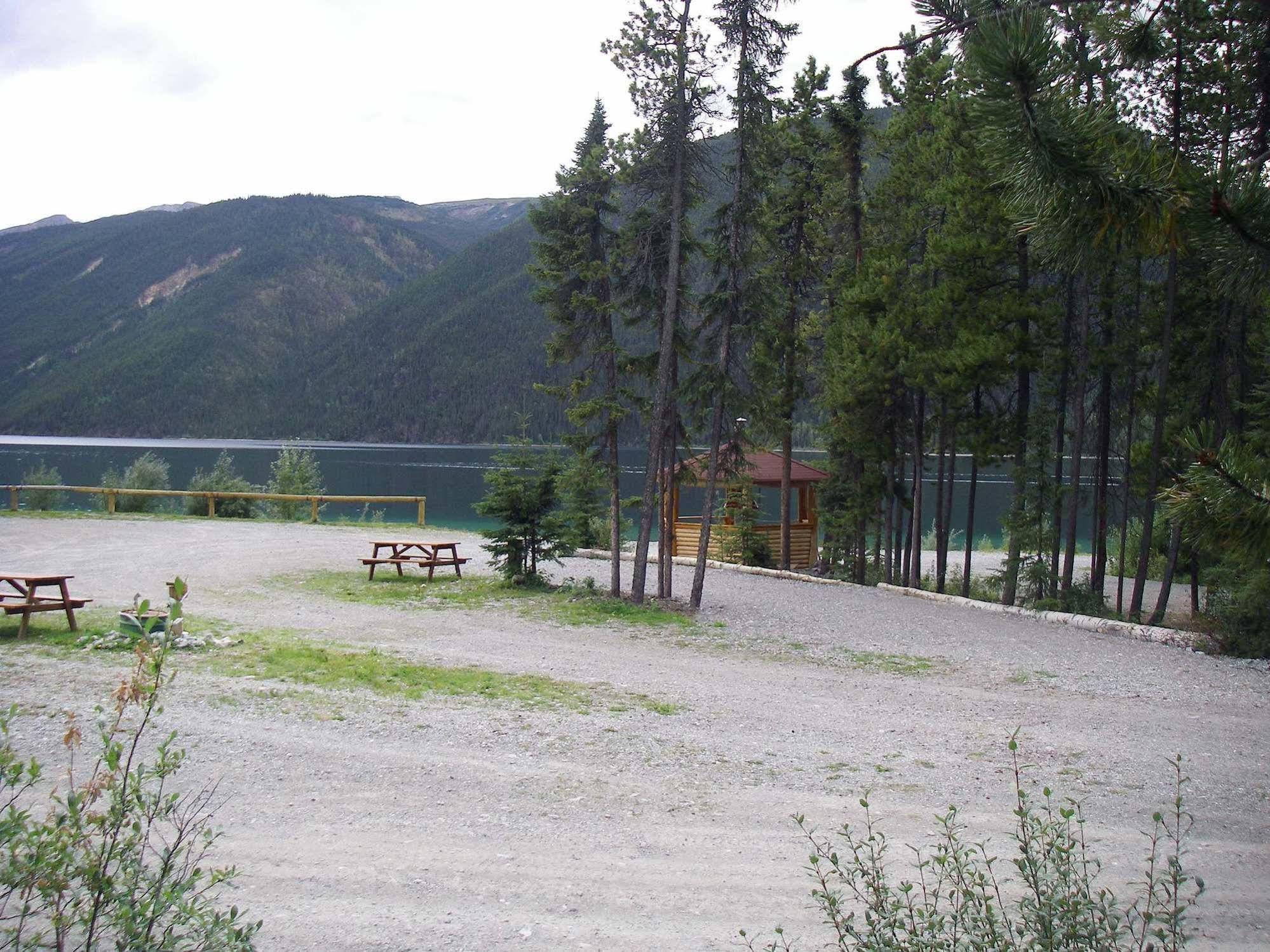 Northern Rockies Lodge Muncho Lake Dış mekan fotoğraf